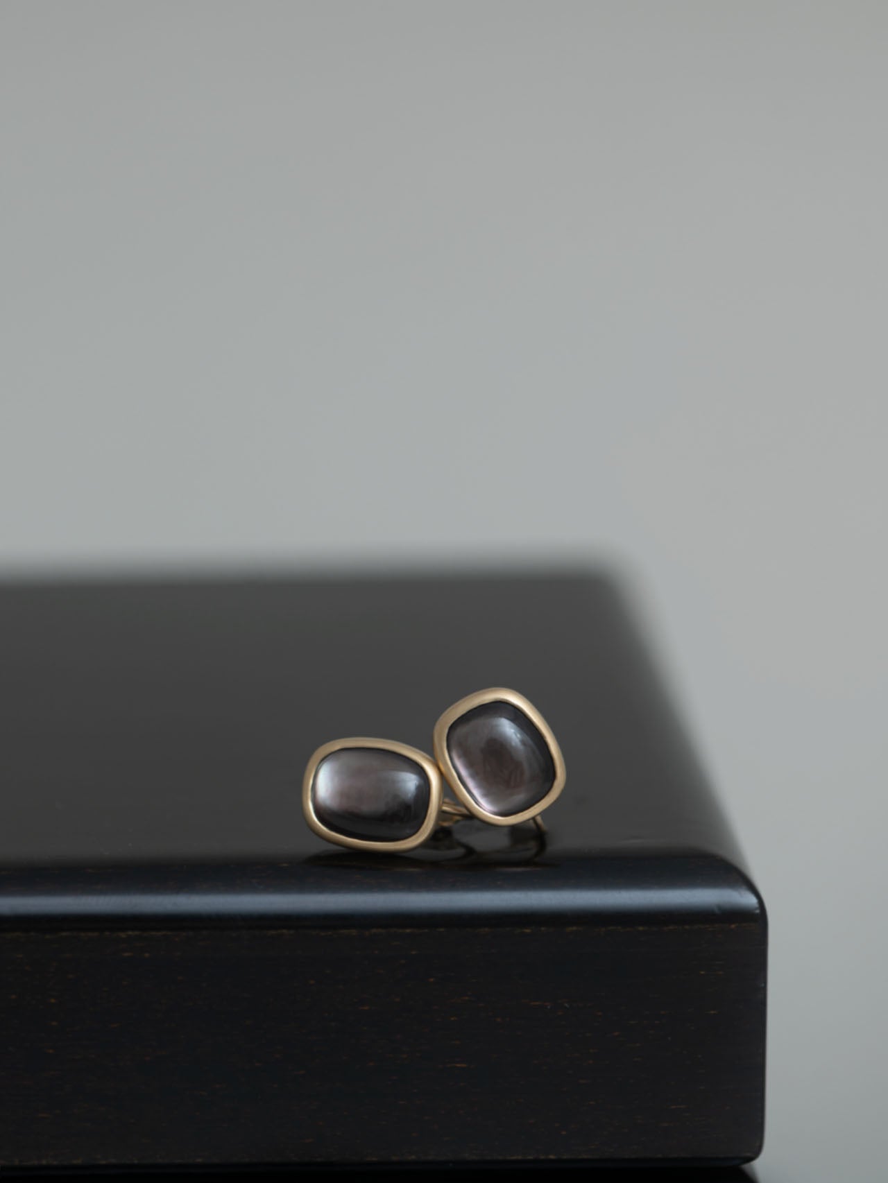 Black Mother of pearl earring / 現品 – MEDERU