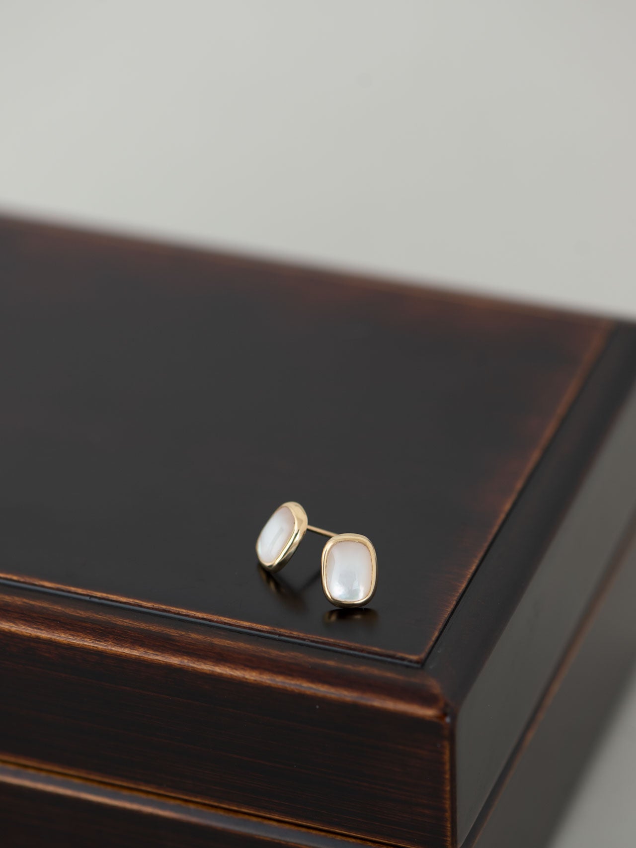 Mother of pearl midi pierce/ 現品 – MEDERU