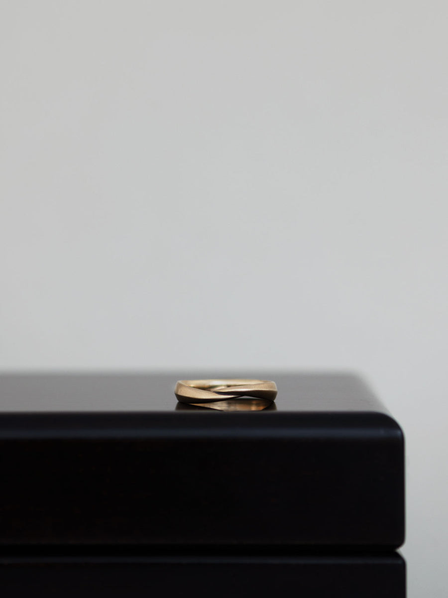 Nude ring
