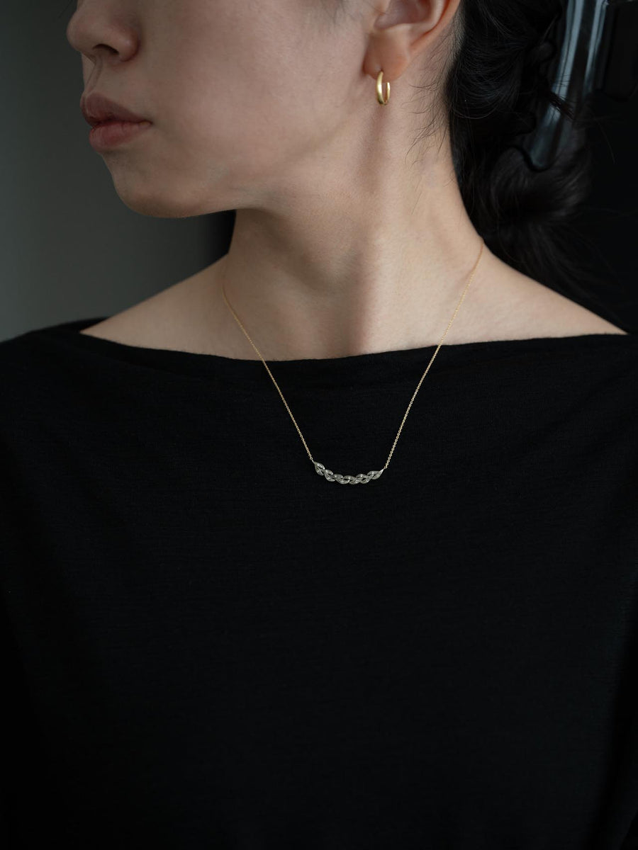 Relief laurel necklace