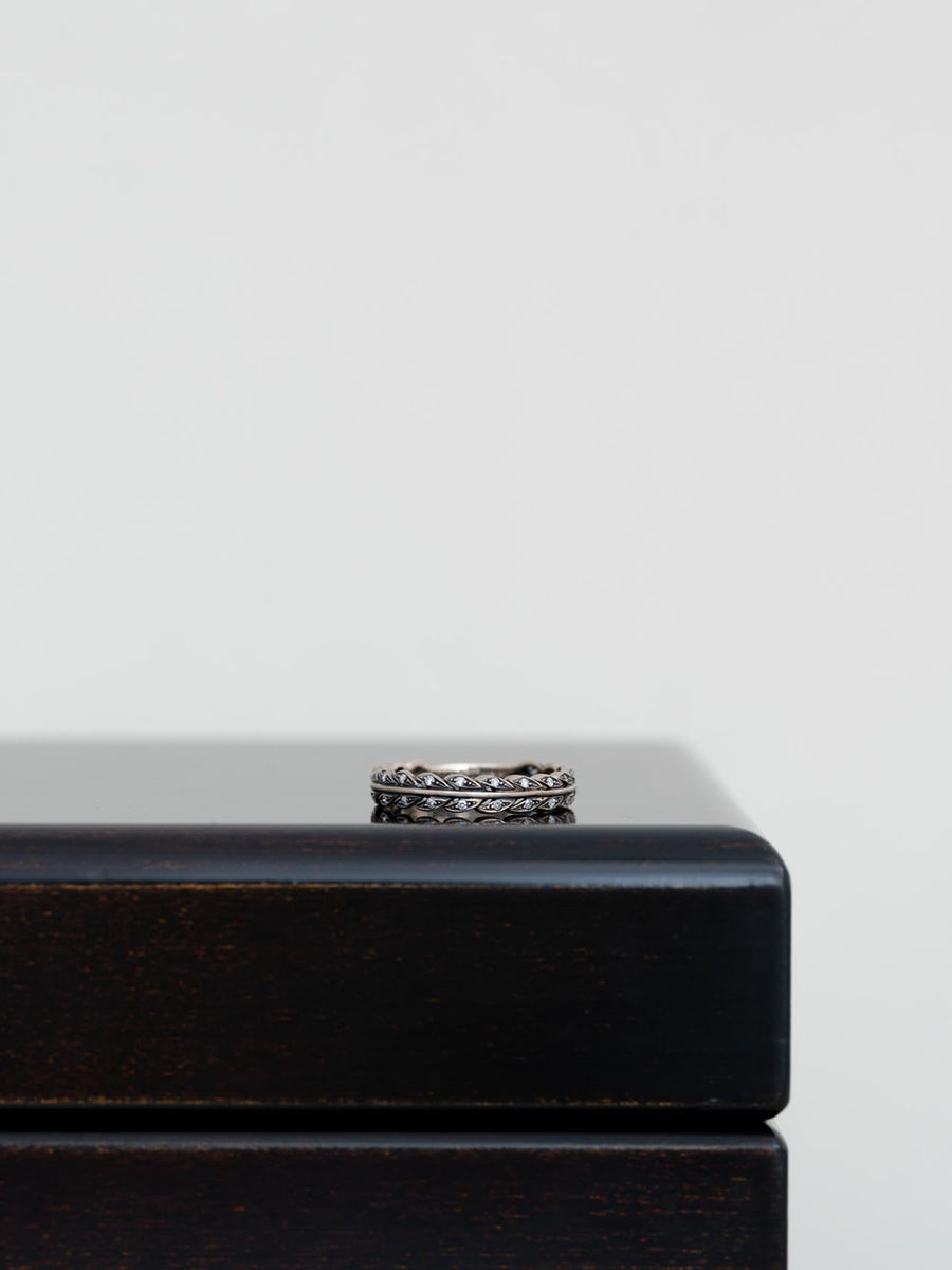 Relief laurel ring Ⅲ