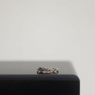 Tiny-dia laurel ring – MEDERU