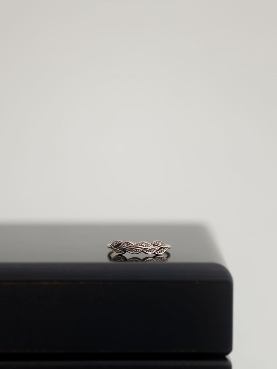 Tiny-dia laurel ring