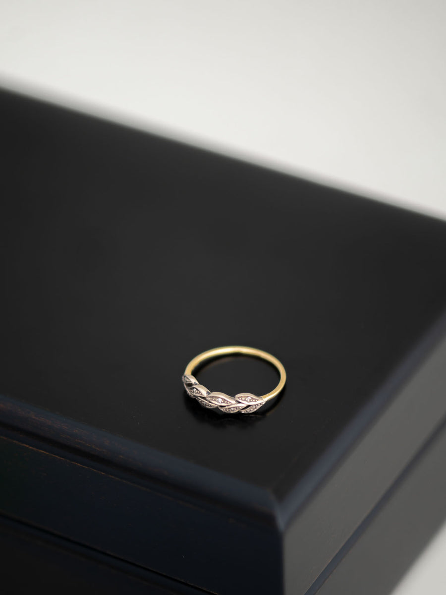 Tiny-dia laurel ring
