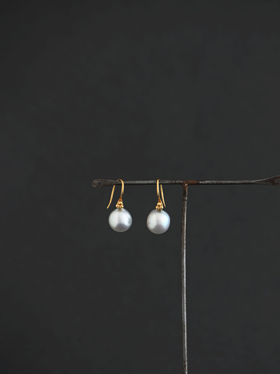 Pearl hook pierce